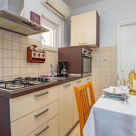 1 Bedroom Lovely In Brodarica *