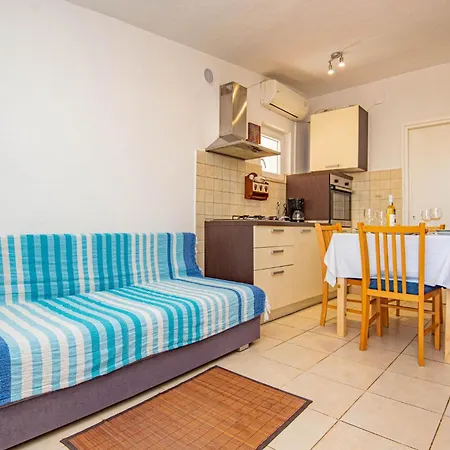 1 Bedroom Lovely In Brodarica *