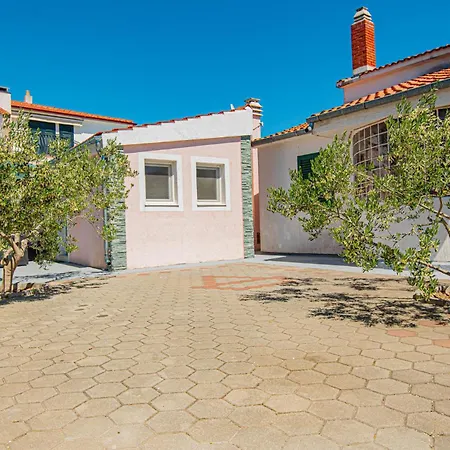 1 Bedroom Lovely In Brodarica Brodarica (Sibenik-Knin)