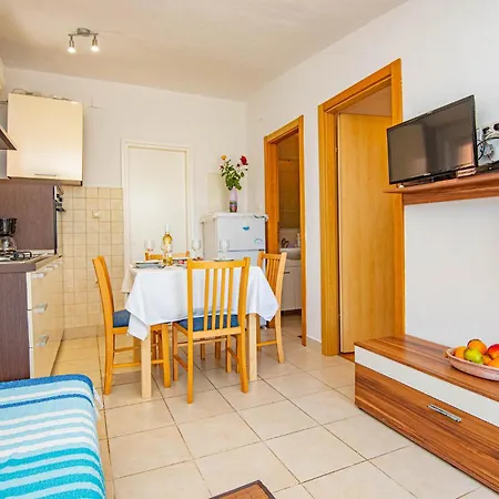 1 Bedroom Lovely In Brodarica Apartment *